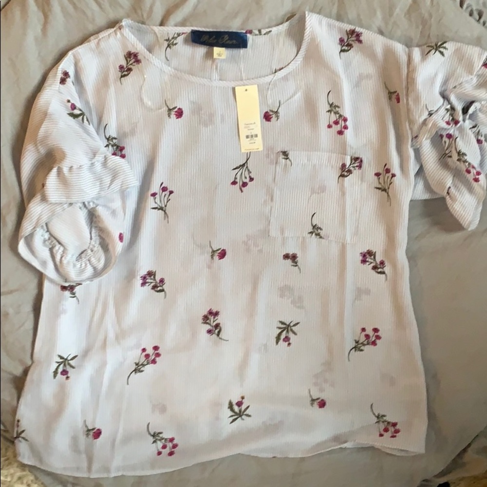 Shirt sleeved, patterned blouse